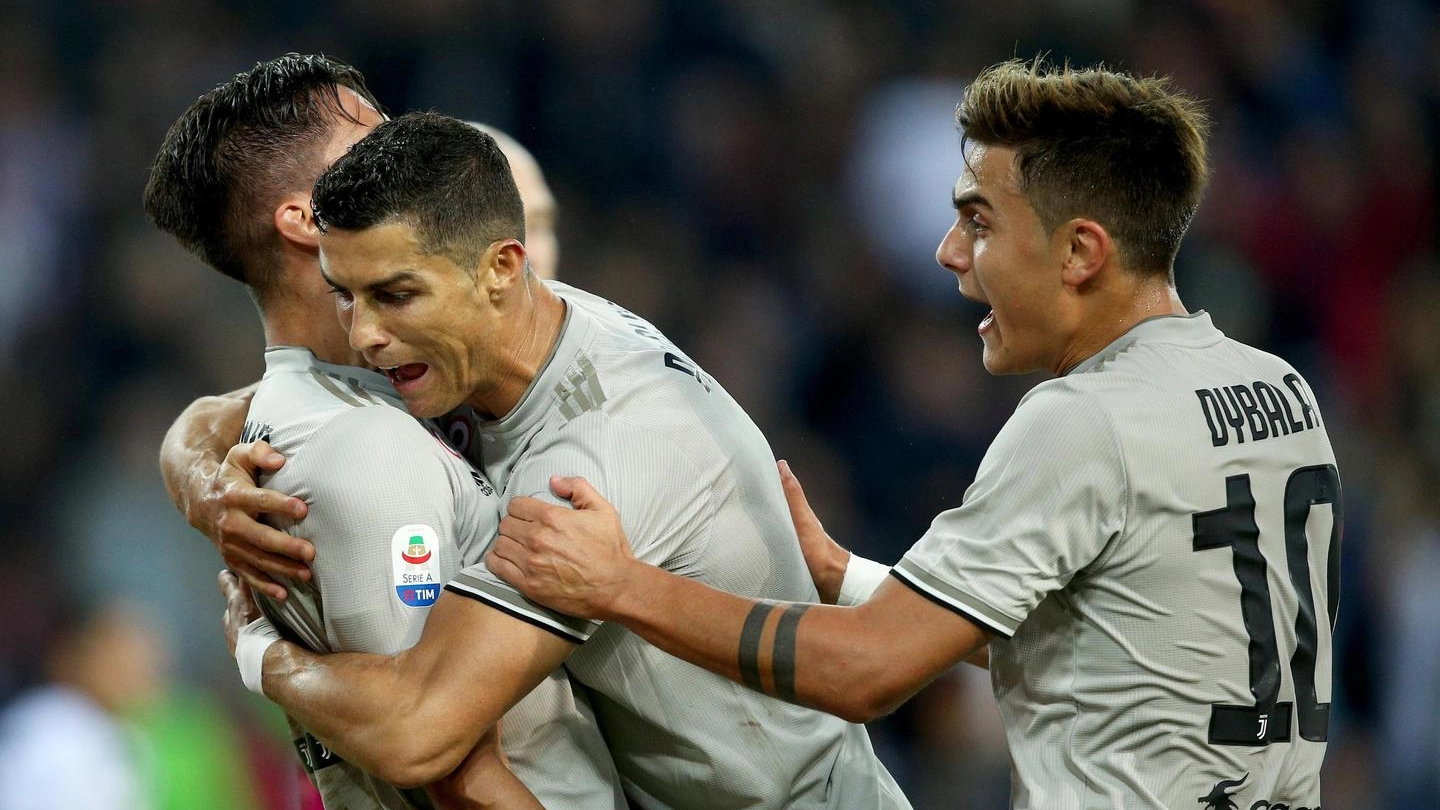 Udinese-Juventus, Ronaldo abbracciato dai compagni (Ansa)