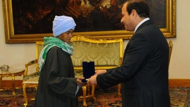 Sisa Abu Daooh riceve il premio dal presidente egiziano Abdel Fattah al-Sisi