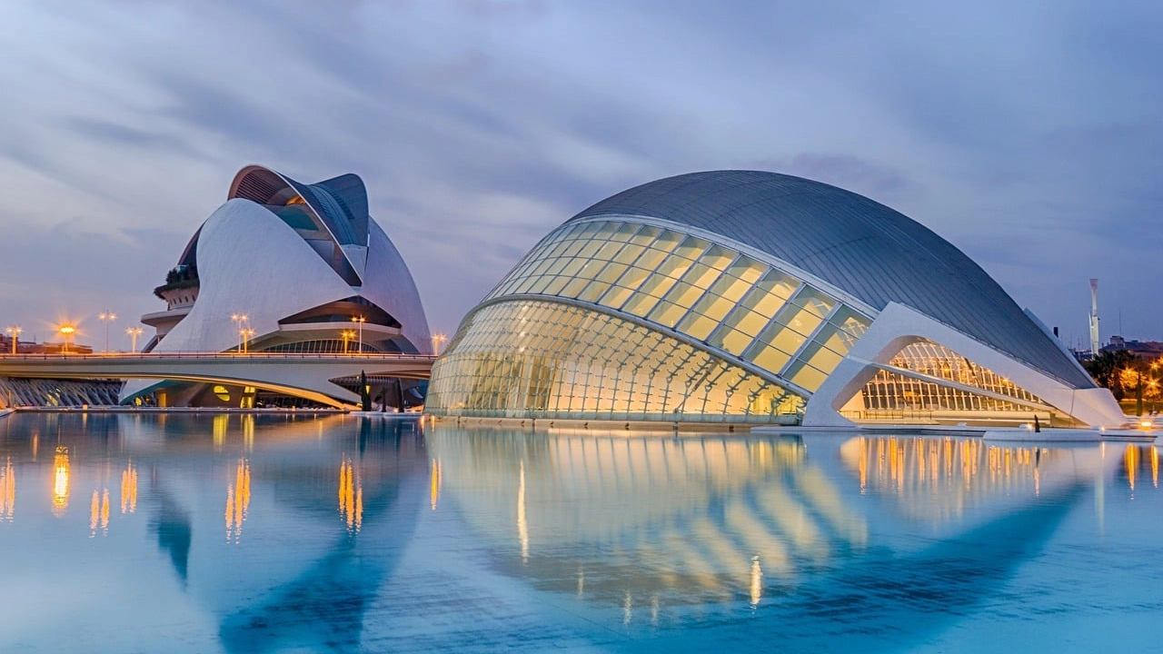 Ponti, stazioni, musei e palazzi: la firma dell'archistar spagnola è riconoscibile in tutto il mondo grazie a forme e linee sinuose