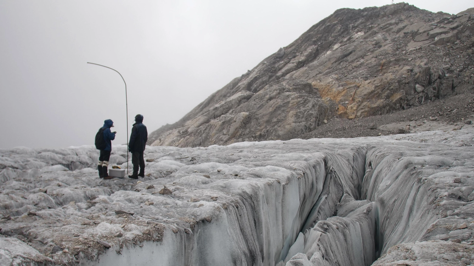 Ricercatori misurano la ritirata del ghiacciaio Baishui, in Cina (Ansa)