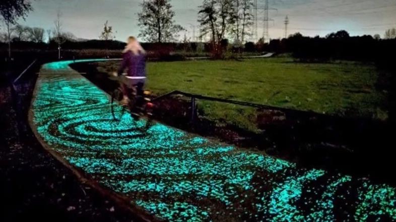 L'installazione luminosa realizzata dall'artista Daan Roosegaarde è lunga un chilometro (Youtube)