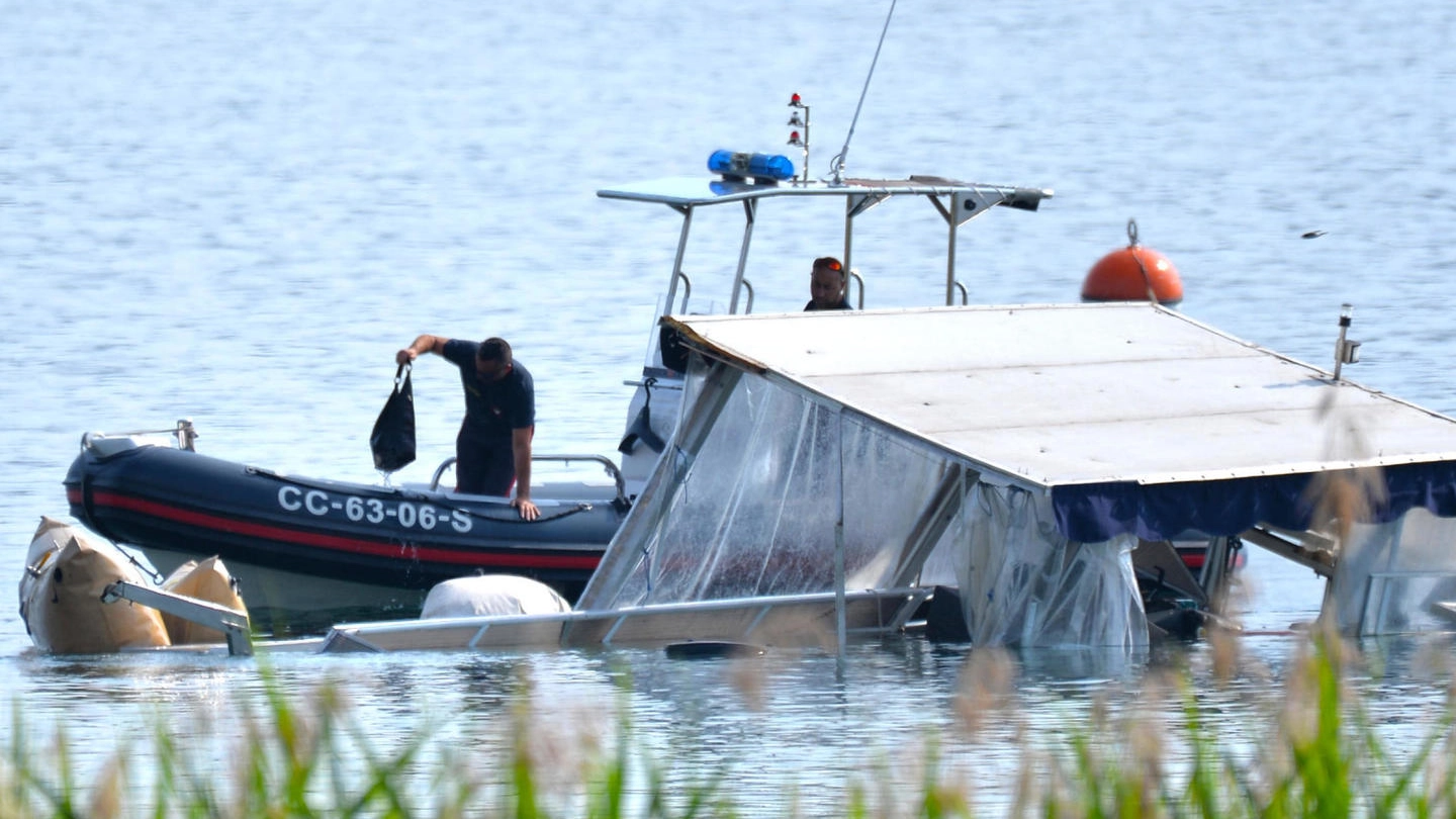 Il recupero dell’house-boat naufragata nel lago Maggiore domenica 28 maggio (Ansa)