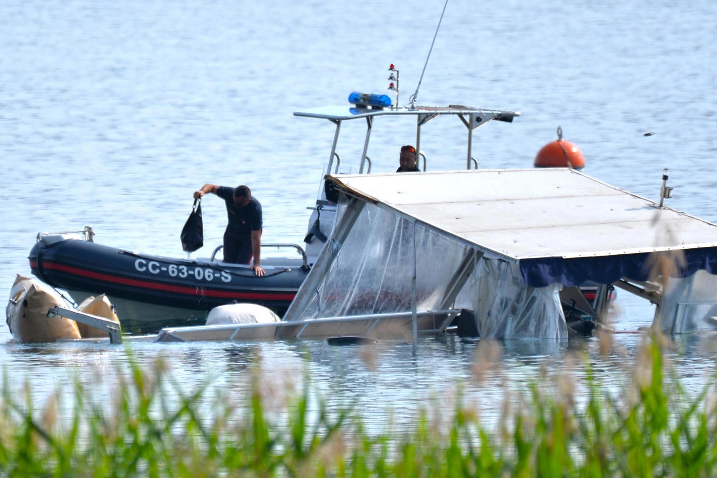 Il recupero dell’house-boat naufragata nel lago Maggiore domenica 28 maggio (Ansa)