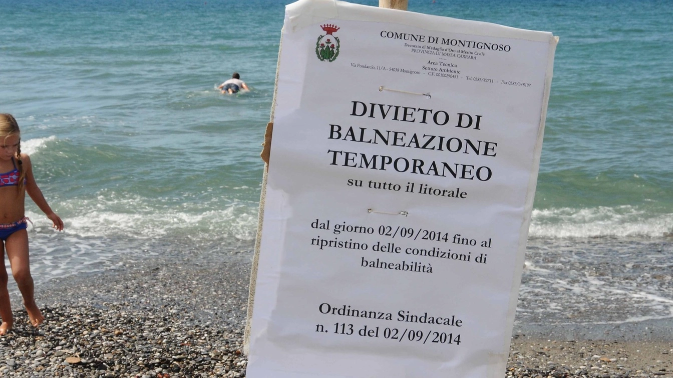 Un divieto di balneazione scattato l'anno scorso lungo il litorale di Montignoso