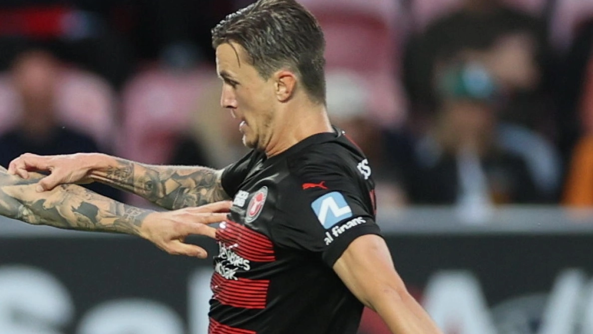 Il 28enne centrocampista della Nazionale e del Midtjylland ricoverato per “una malattia cerebrale apparentemente acuta”. Il club chiede rispetto e comprensione per il giocatore in un momento molto delicato