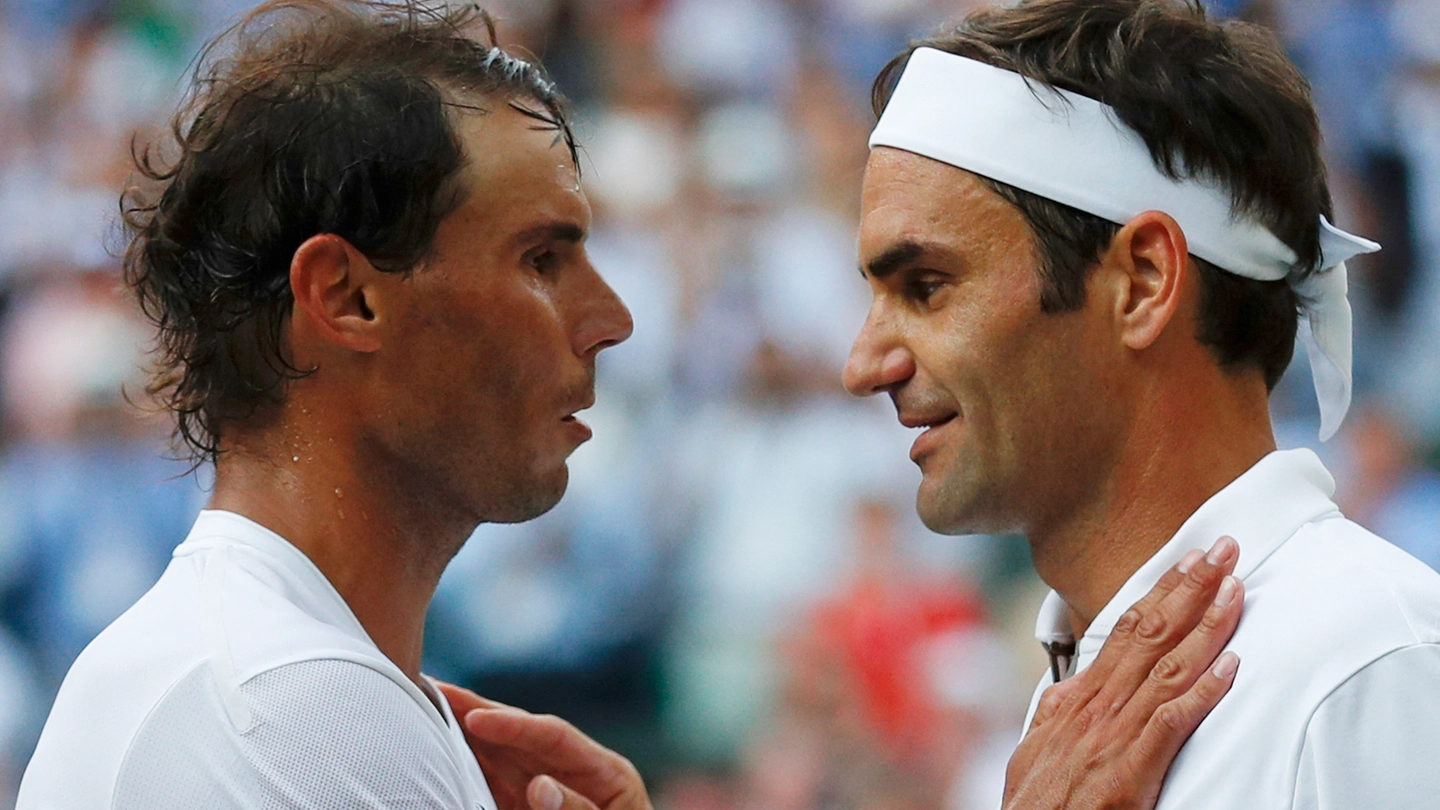 Rafael Nadal e Roger Federer a Wimbledon nel 2019 (Ansa)
