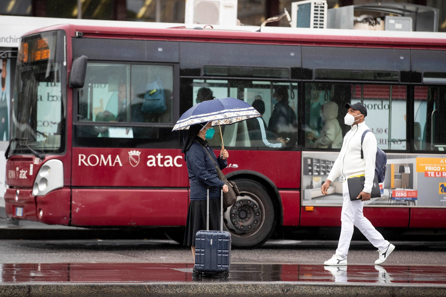 In agosto anche a Roma scatterà l'aumento dei biglietti di bus e metro (Ansa)