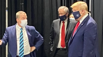 Donald Trump con la mascherina (Twitter)
