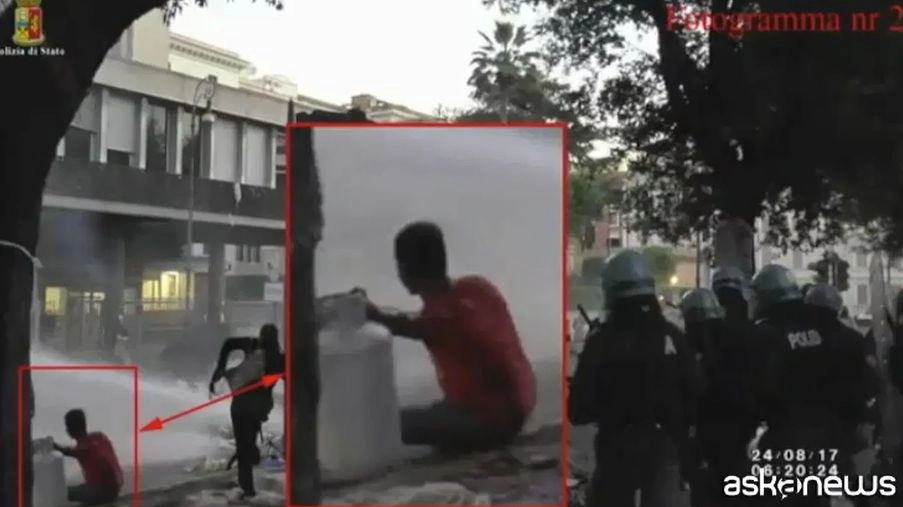 Migranti sgomberati a Roma, il video della polizia: "Ecco i tre fermati"