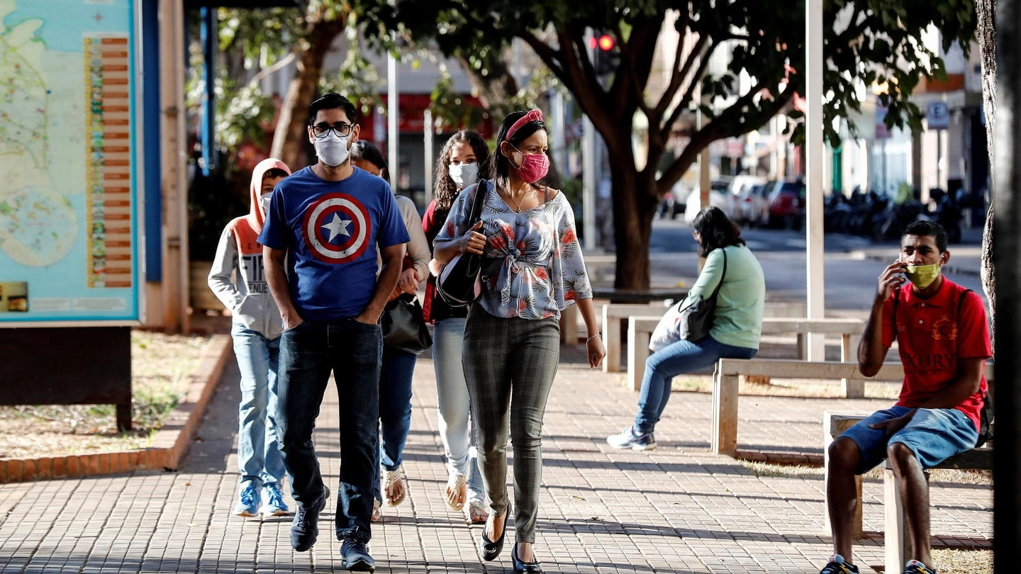 Coronavirus, boom di casi in Brasile: in strada con la mascherina (Ansa)