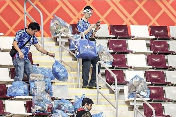 Tifosi giapponesi puliscono gli spalti dello stadio dopo Giappone-Germania 