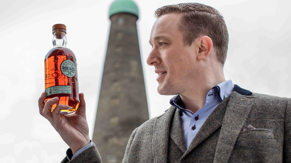 Peter O'Connor, brand ambassador di Diageo, con una bottiglia di Roe & Co – Foto: Diageo