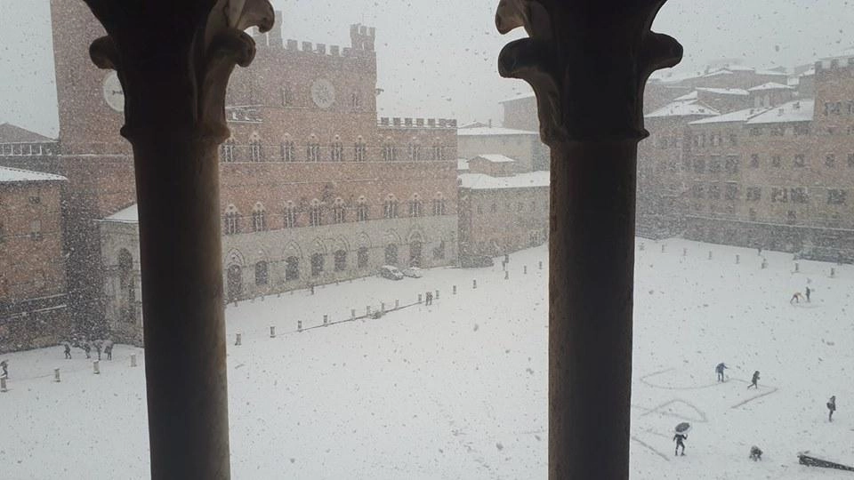 Meteo, Piazza del Campo a Siena sotto la neve (foto Ansa, Fondazione Mps)