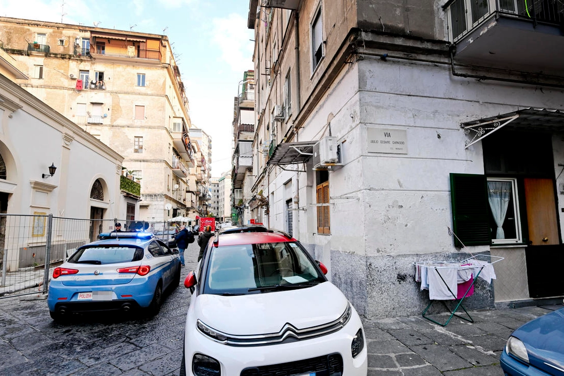 Polizia presidiano a Napoli il luogo, in via Santa Maria delle Grazie a Loreto Case nuove