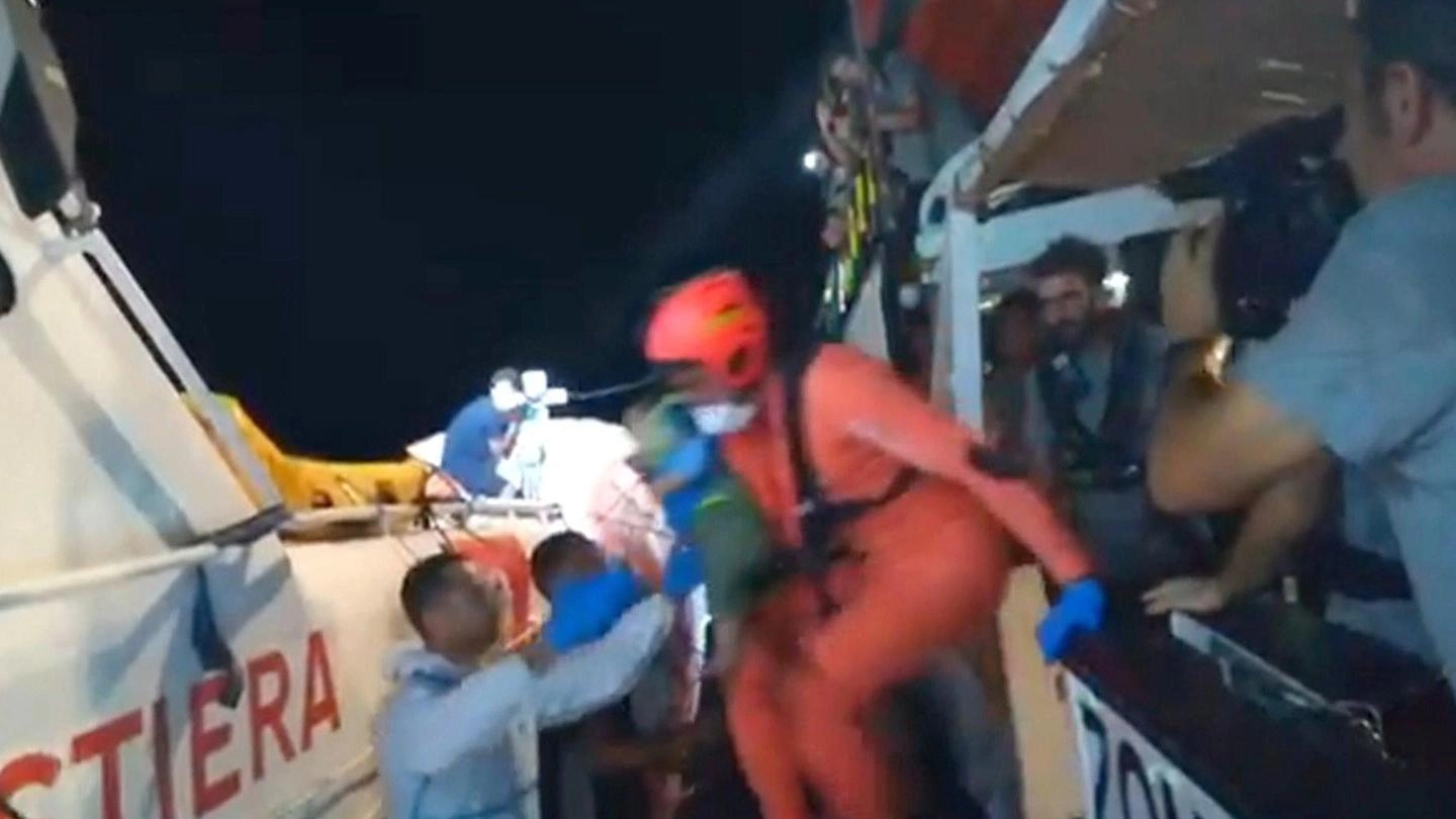 Evacuazione al largo di Lampedusa (Foto Open Arms)