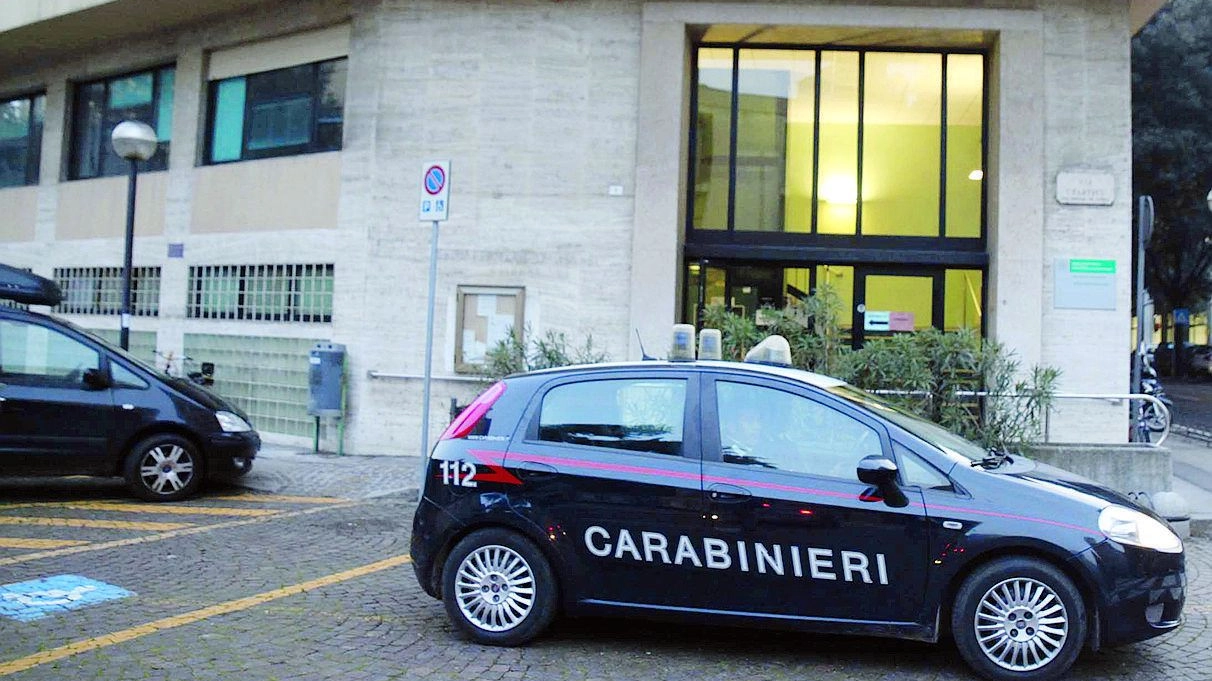I carabinieri davanti alla sede amministrativa dell’Ausl (foto Corelli)