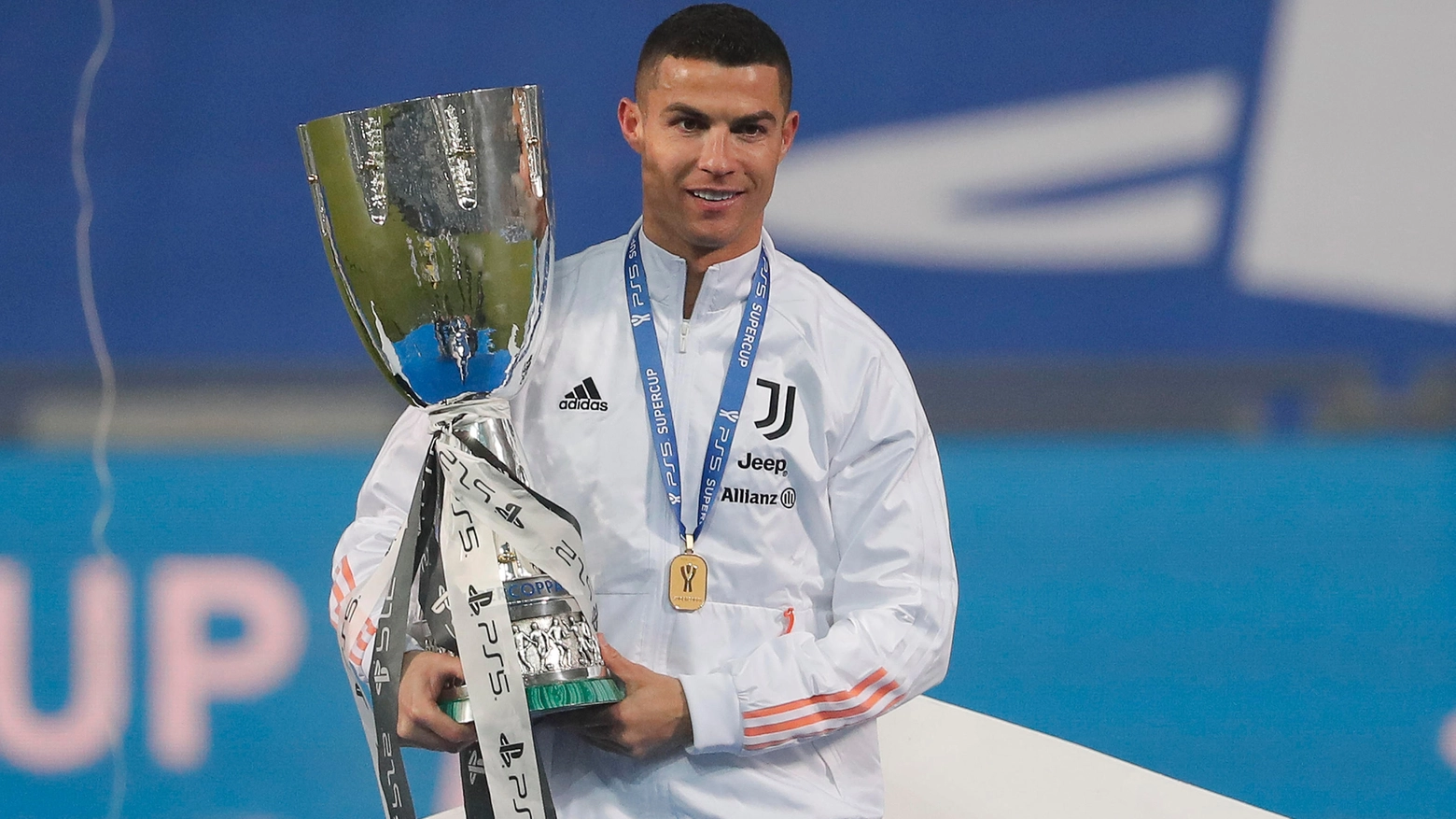 Ronaldo con la Supercoppa Italiana 