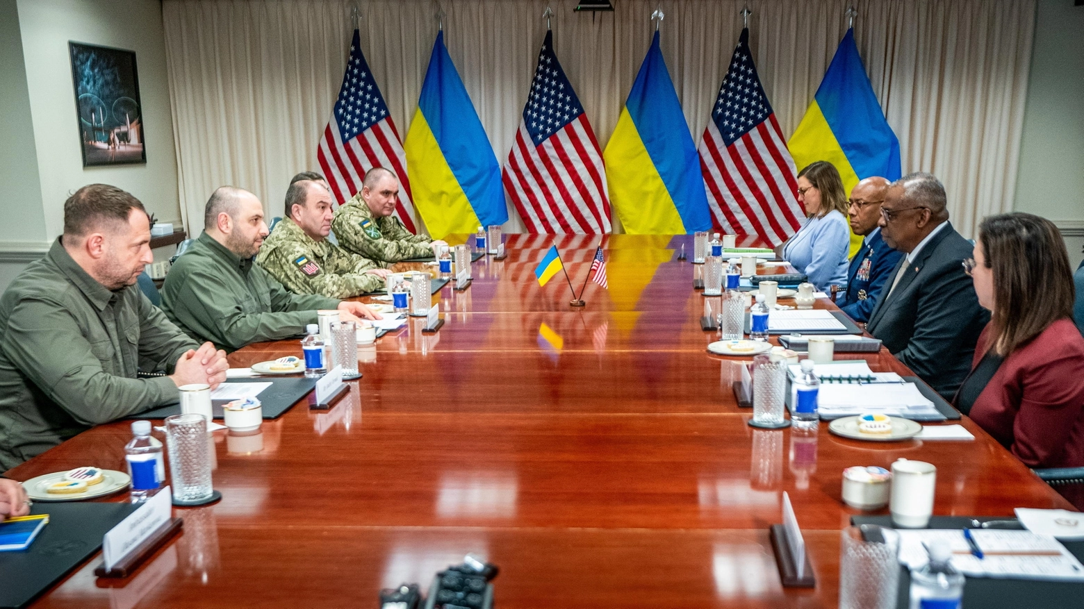 Il segretario della Difesa Usa Lloyd Austin incontra i vertici ucraini (foto Ansa)