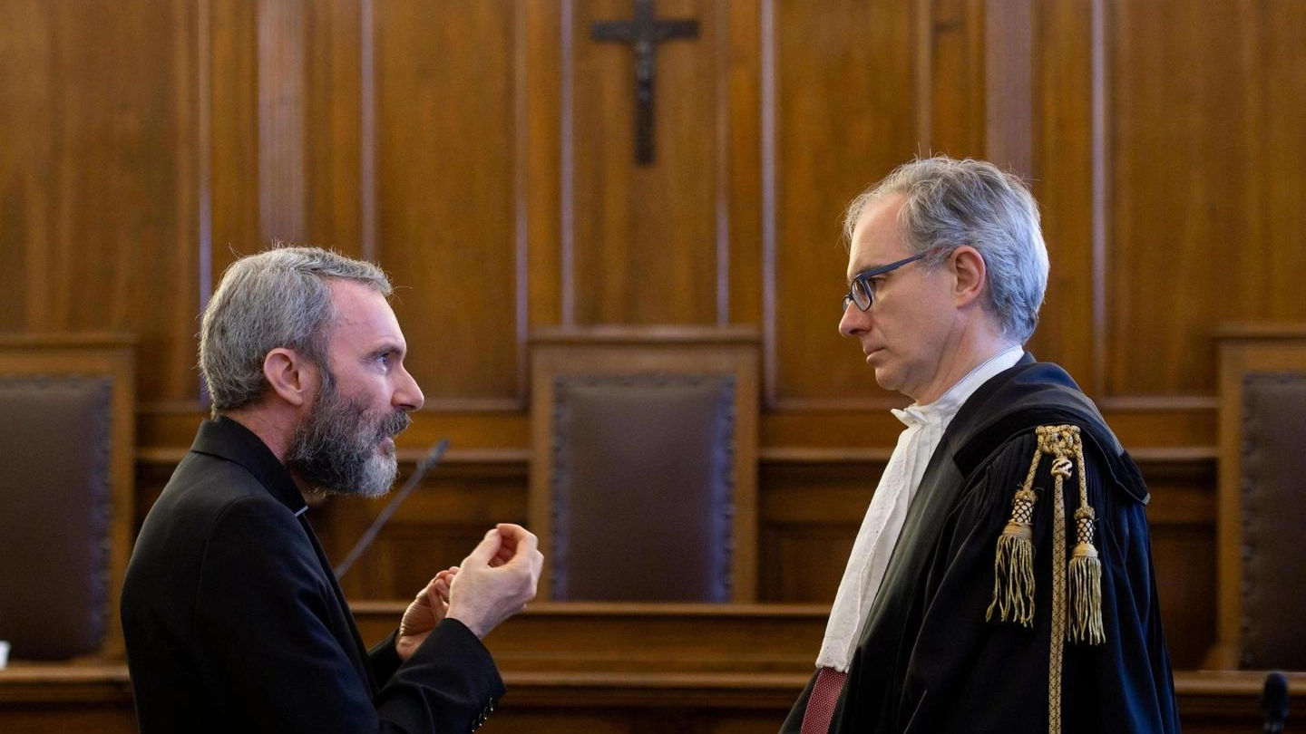 Monsignor Capella, a sinistra, nell'aula del Tribunale del Vaticano (Ansa)