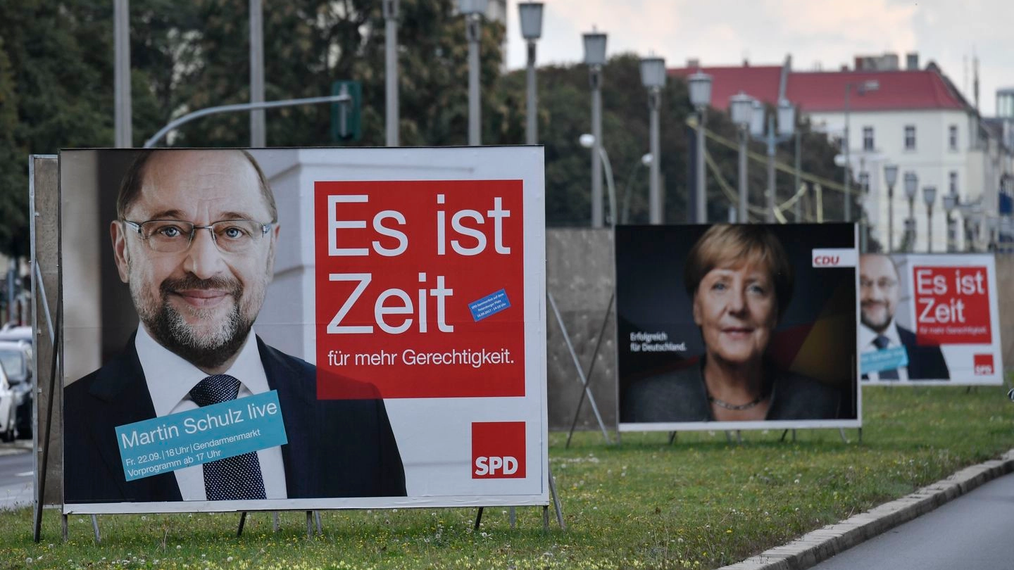 Manifesti dei candidati alle elezioni tedesche (Afp)