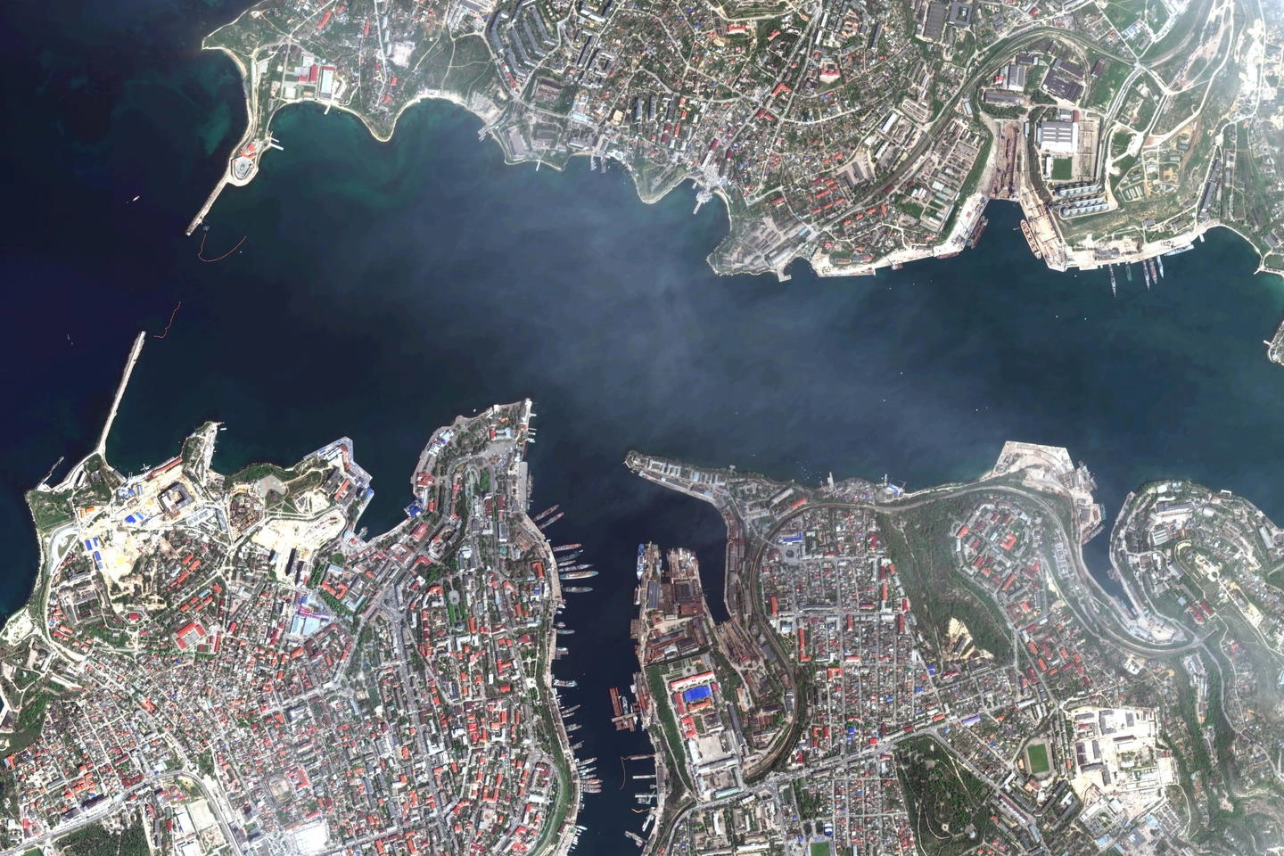 Immagine dal satellite del porto di Sebastopoli (Ansa)
