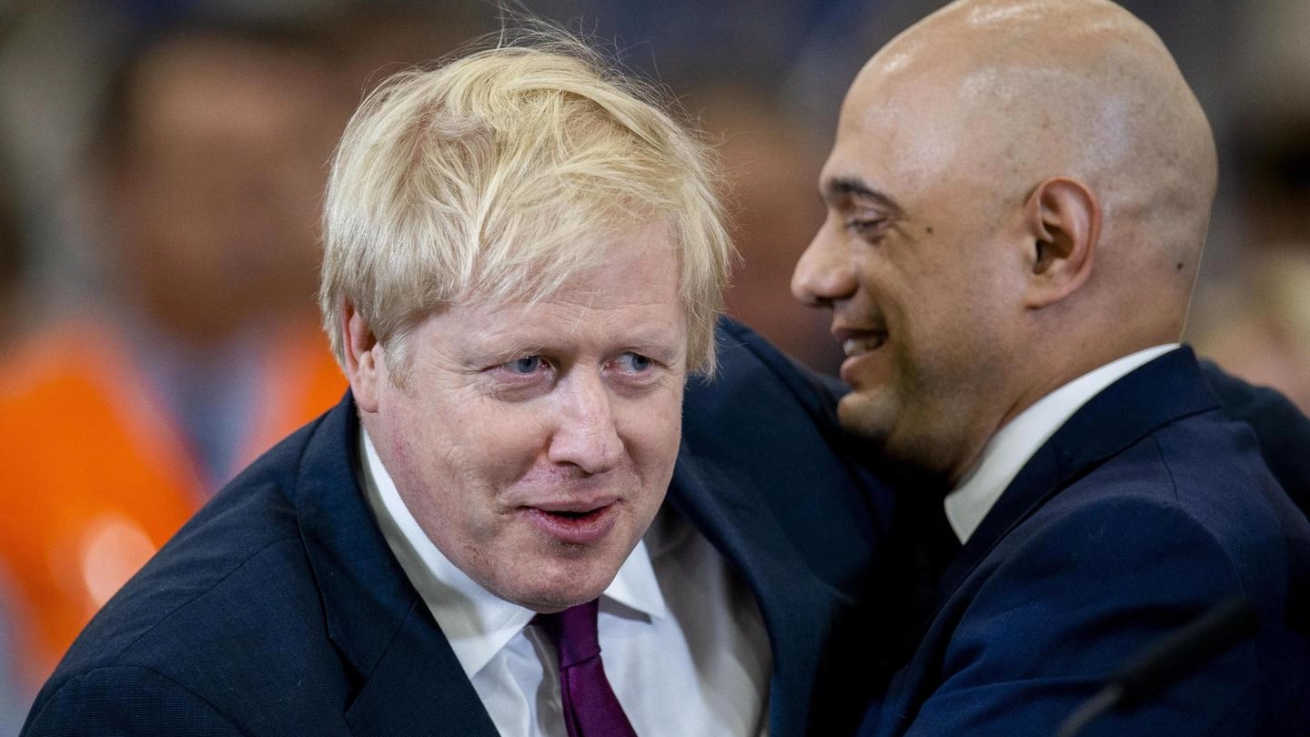Boris Johnson con il ministro della Salute Sajid Javid, positivo al Covid