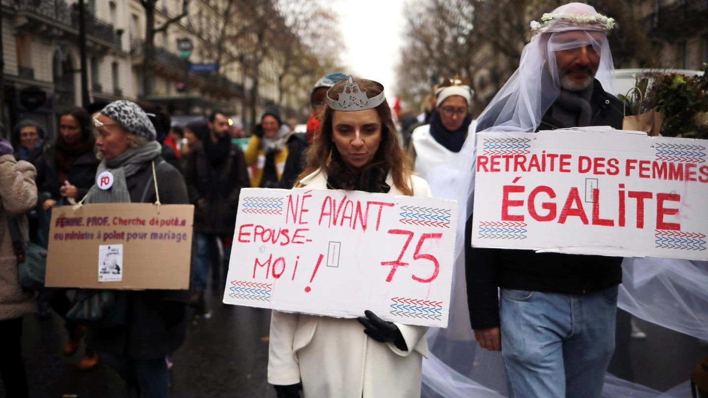Lavoratori in sciopero a Parigi contro la riforma delle pensioni (Ansa)
