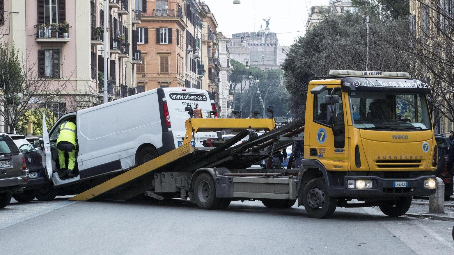 Un carro attrezzi all'opera: a Napoli saranno 25 in più