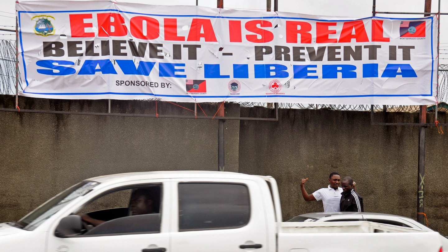Ebola, uno striscione lungo le strade della Liberia (Foto Ap)