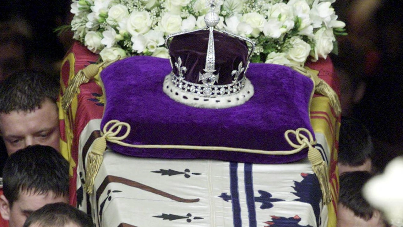Il  Koh-i-noor incastonato nella Queen Mary Crown (Afp)