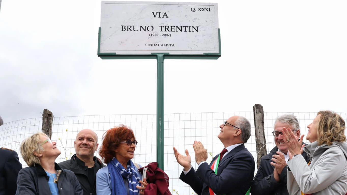 La targa dell'intitolazione a Bruno Trentin, leader Cgil, deputato, partigiano