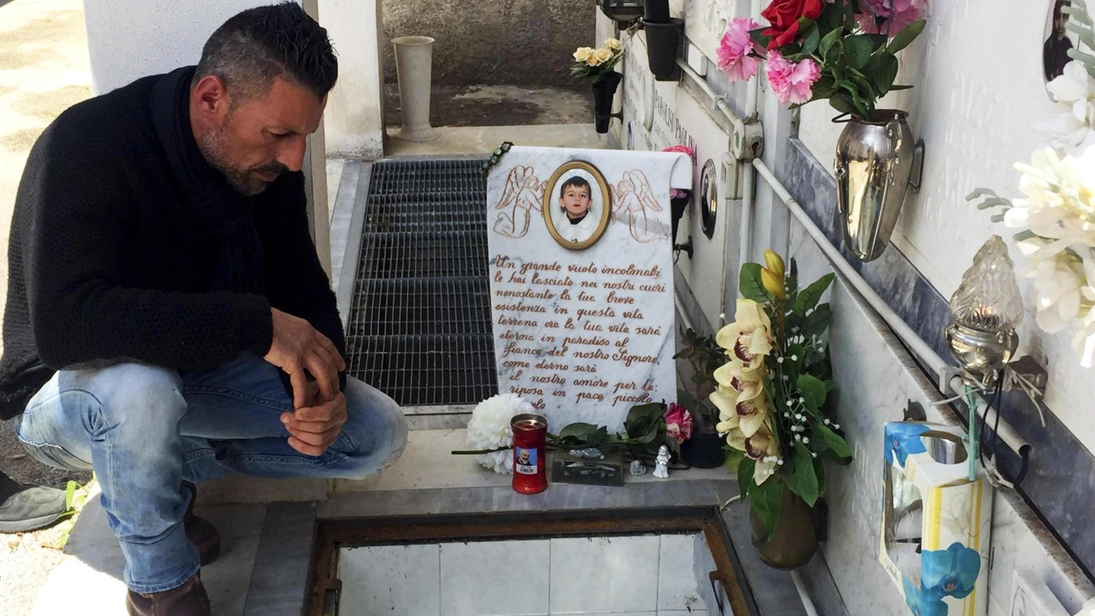 Gennaro Giglio sulla tomba del figlio Antonio: assolta la mamma accusata di omicidio