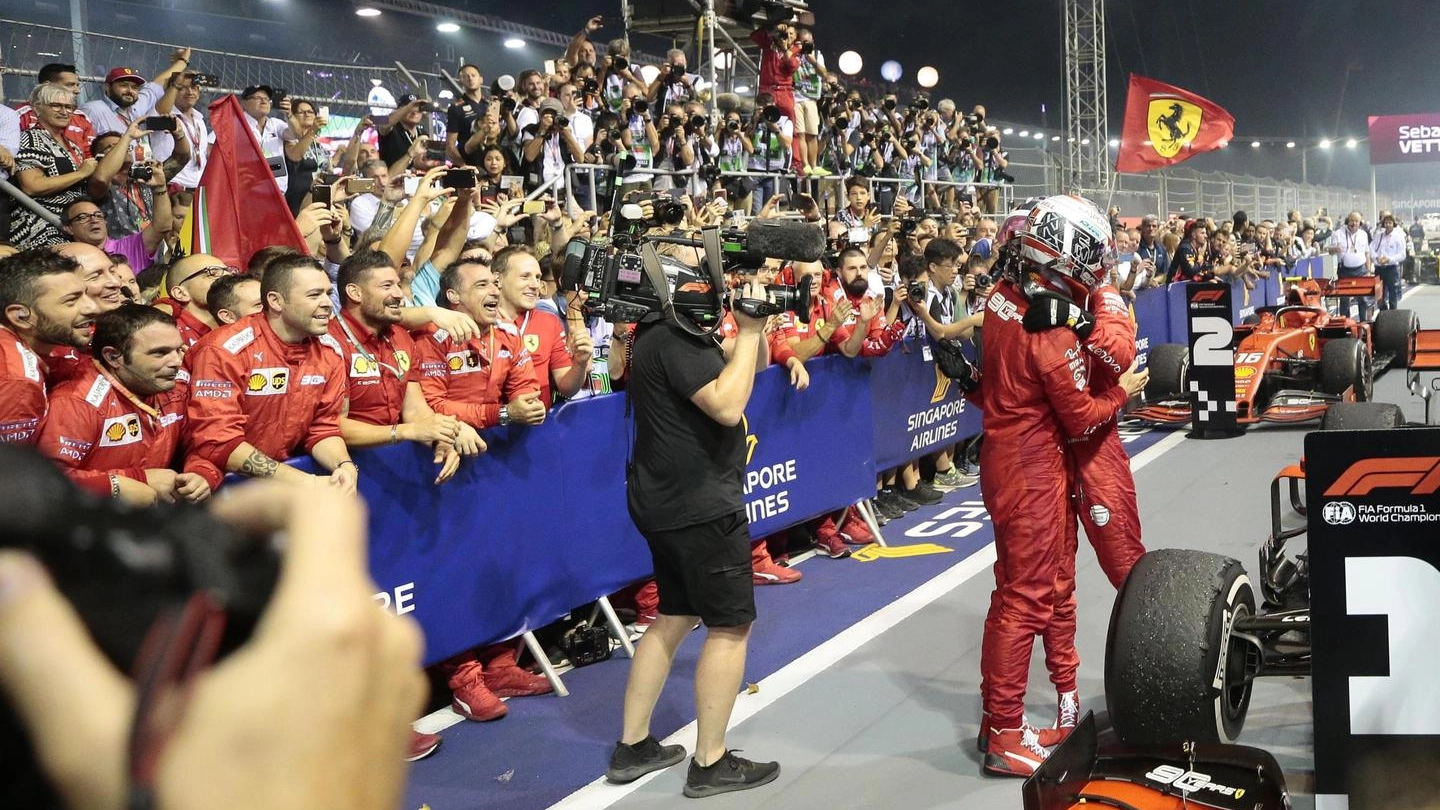 Singapore, l'abbraccio tra Vettel e Leclerc a fine gara (Ansa)