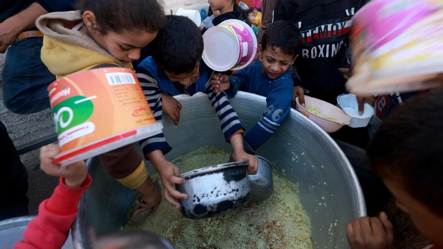 Carestia, arma di guerra. L’Onu: Gaza è un inferno: "Metà della popolazione è rimasta senza cibo"
