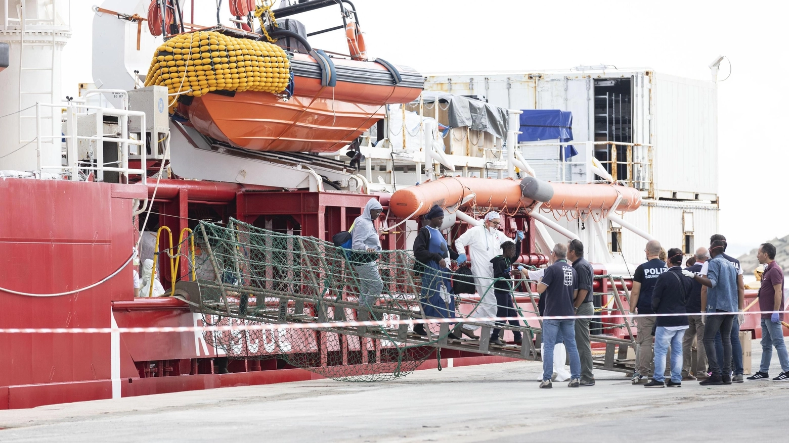 Ocean Viking, i migranti a Pozzallo dopo 12 giorni in mare (Ansa)