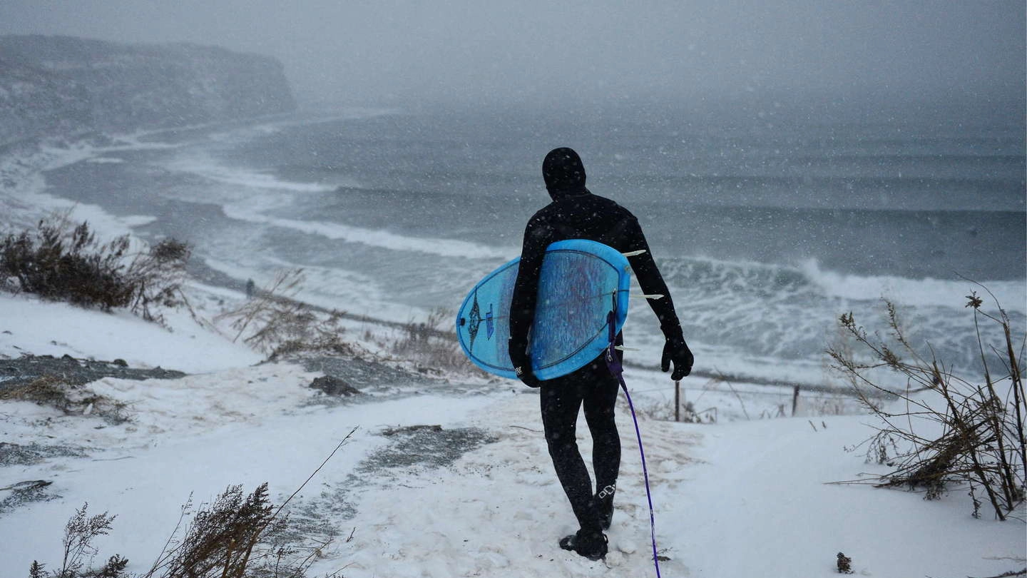 Vladivostok, surfisti sfidano il freddo e i ghiacci della Ussury Bay (Olycom)