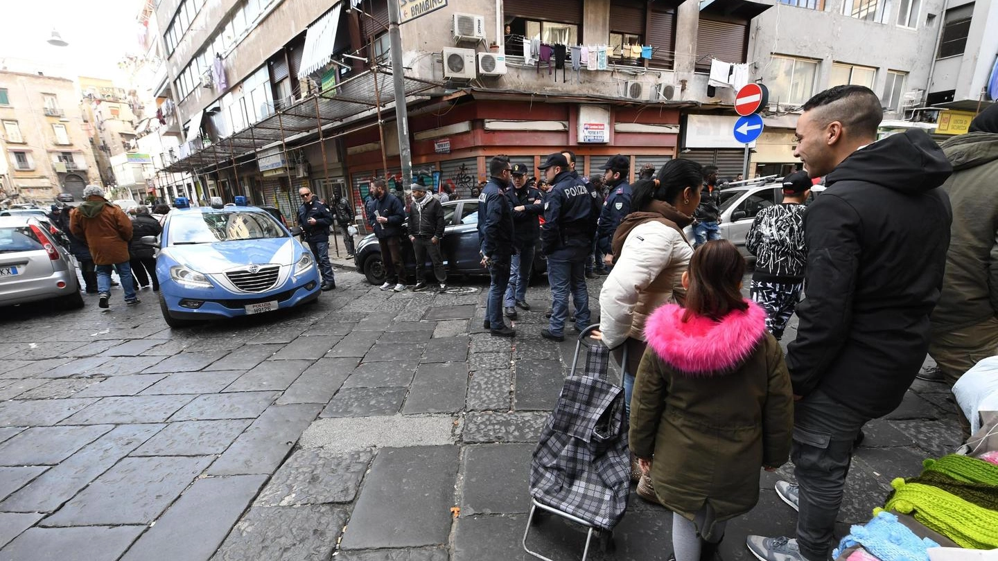 Napoli, le forze dell'ordine sul luogo in cui una bimba di 10 anni è stata ferita (Ansa)