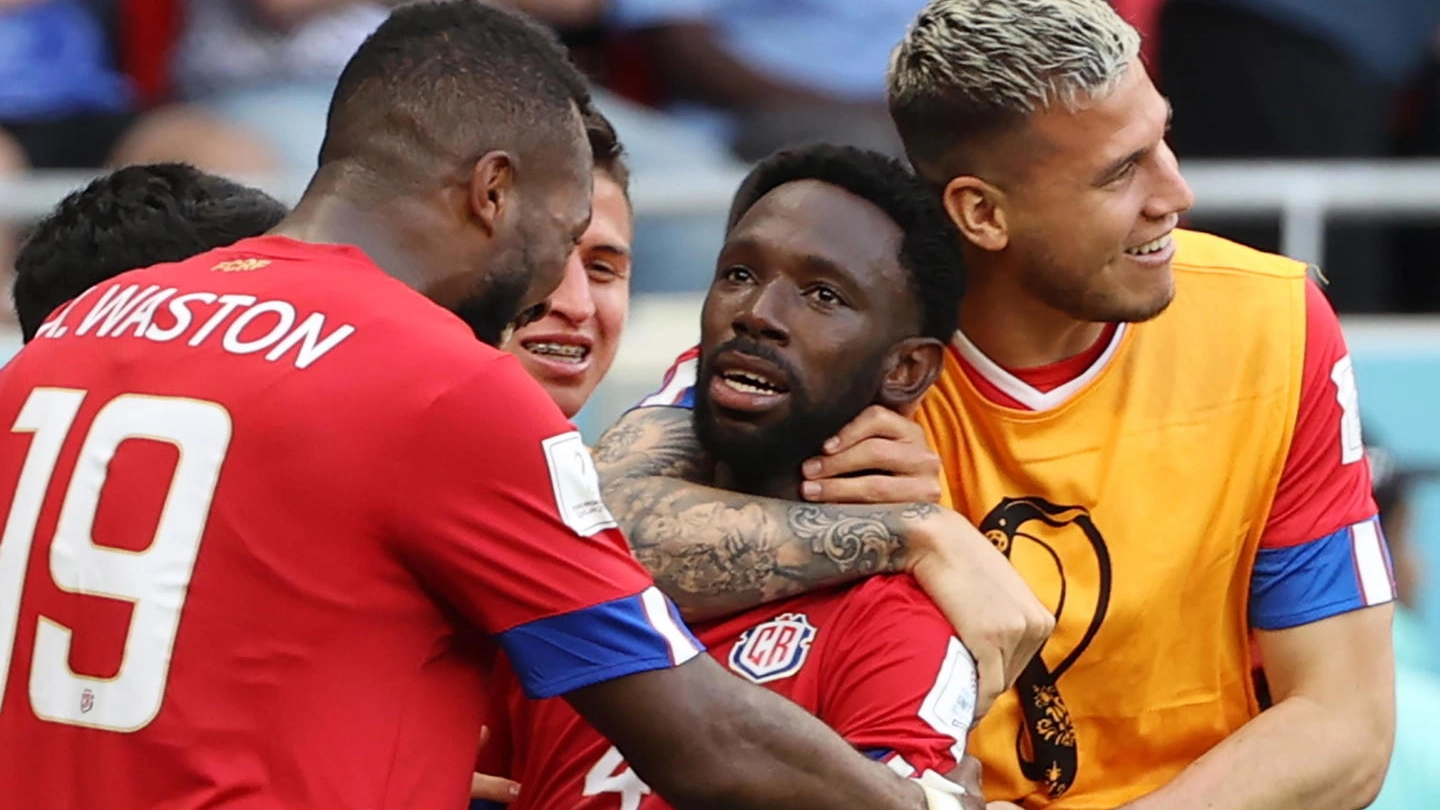 Fuller abbracciato dai compagni di squadra del Costa Rica (Ansa)