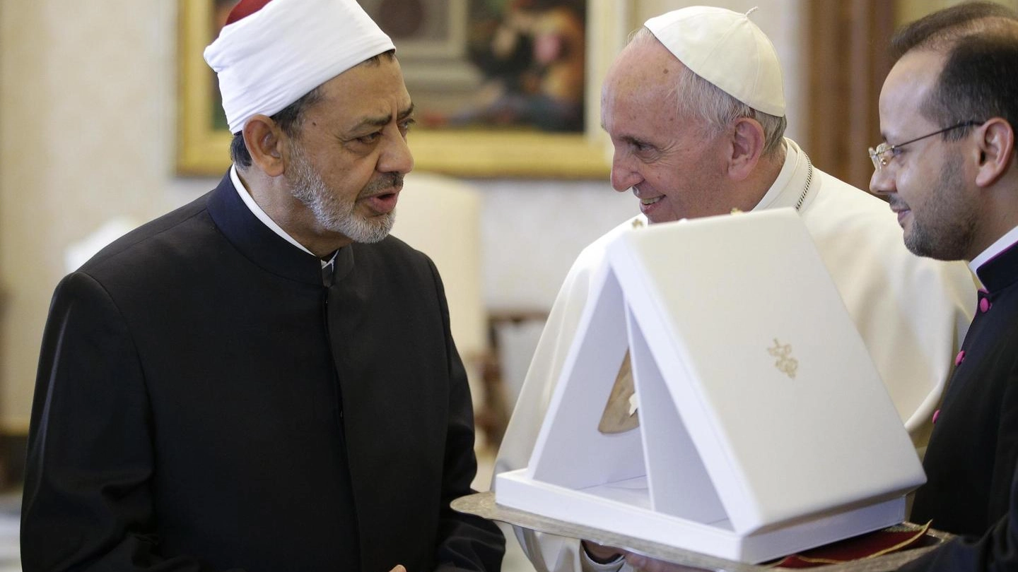 Papa Francesco e l'Imam di al-Azhar, lo scambio di doni (Reuters)