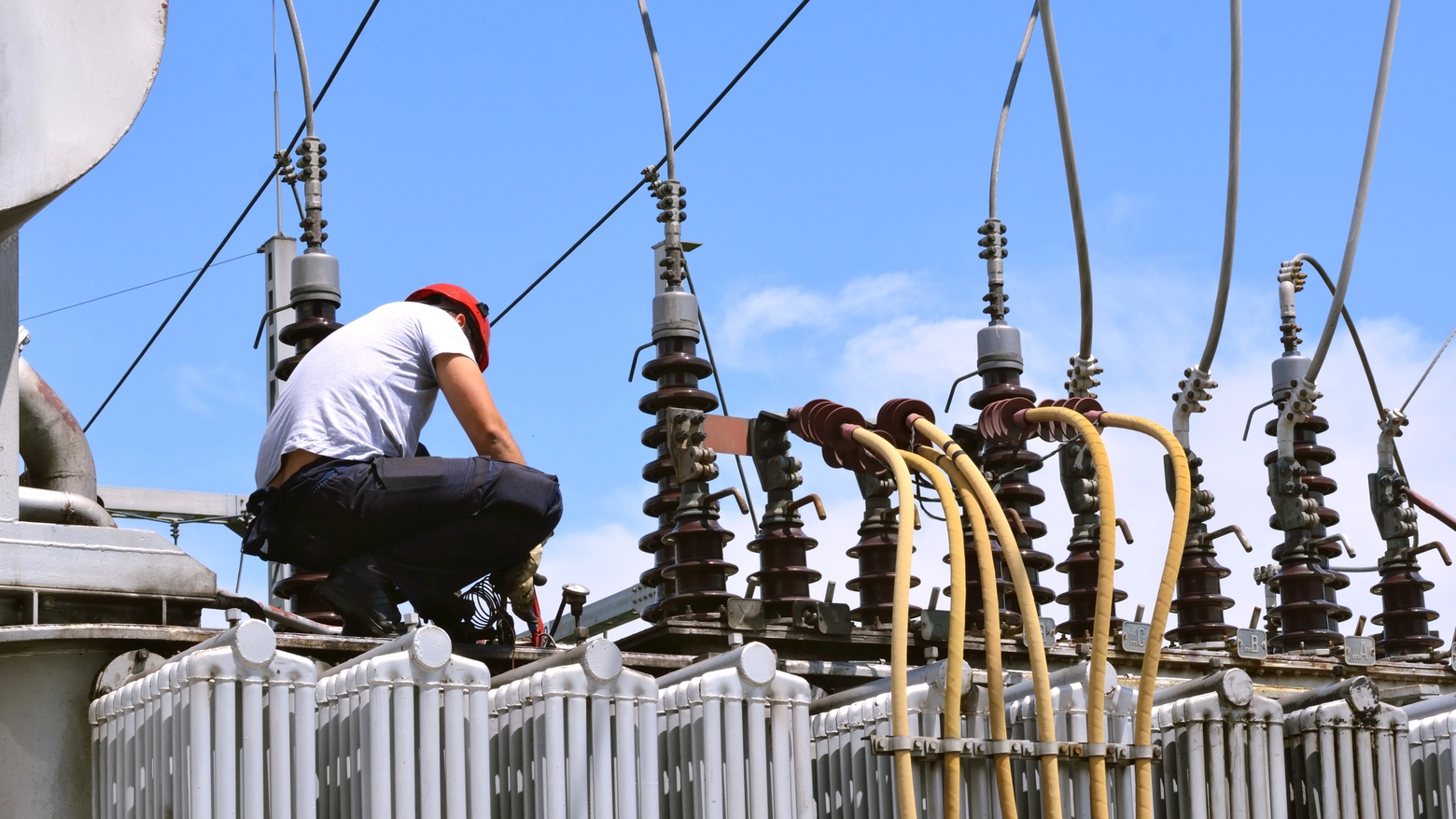 Elettricità, un operaio al lavoro (foto iStock)