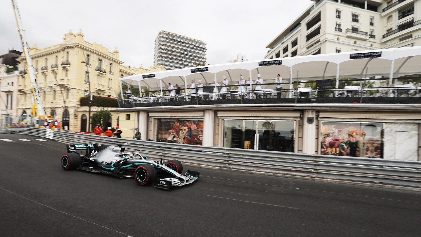 Lewis Hamilton in azione a Montecarlo (LaPresse)