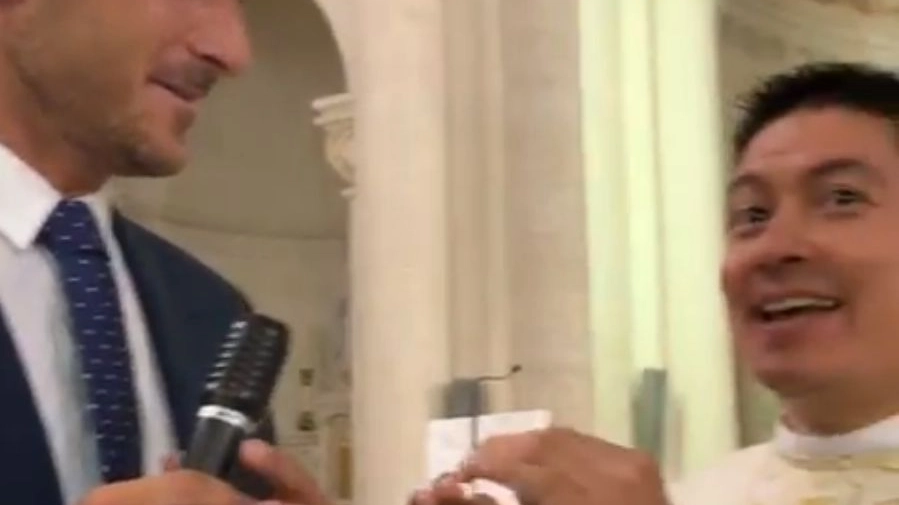 Totti interpellato dal prete al matrimonio della cognata (Instagram)