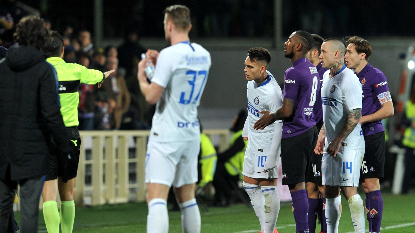 Fiorentina-Inter, l'arbitro Abisso consulta la Var