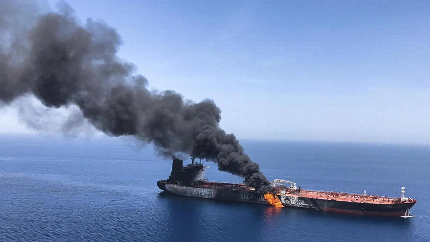Una delle due petroliere in fiamme nel golfo dell'Oman (Ansa)
