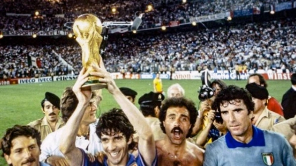 Paolo Rossi alza la coppa del mondo nel 1982