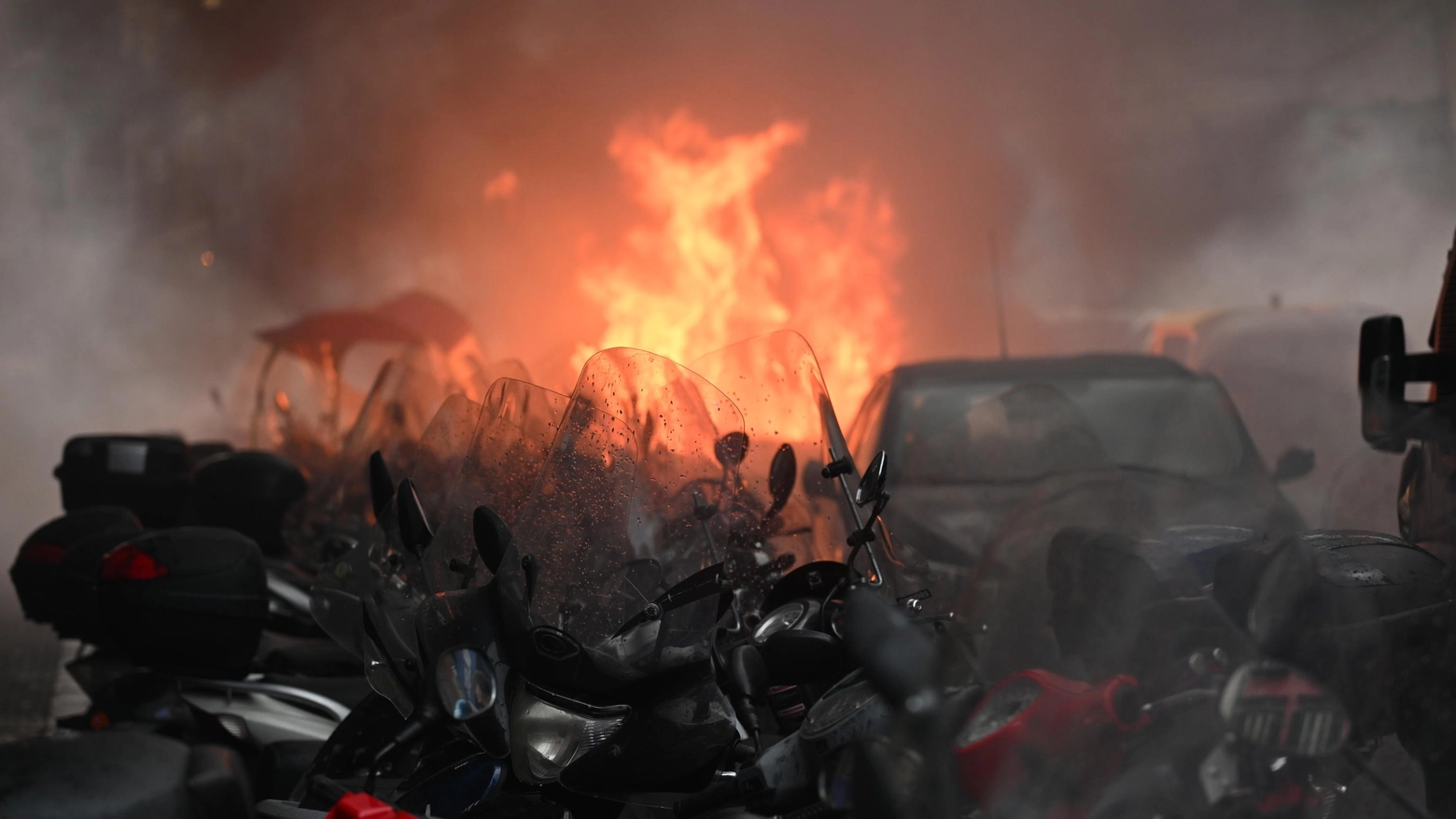 Guerriglia urbana, incendi e devastazioni in centro a Napoli con i tifosi dell'Eintracht