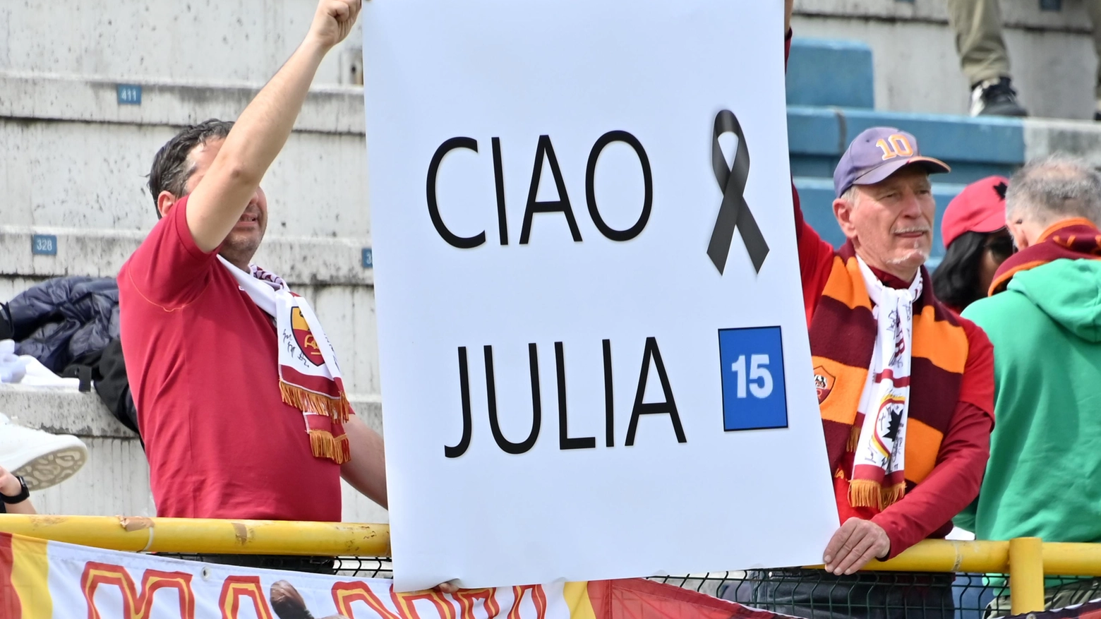 Sui display di tutti i campi, prima dell’inizio delle partite, la scritta "Ciao Julia" e un cuore col numero 15