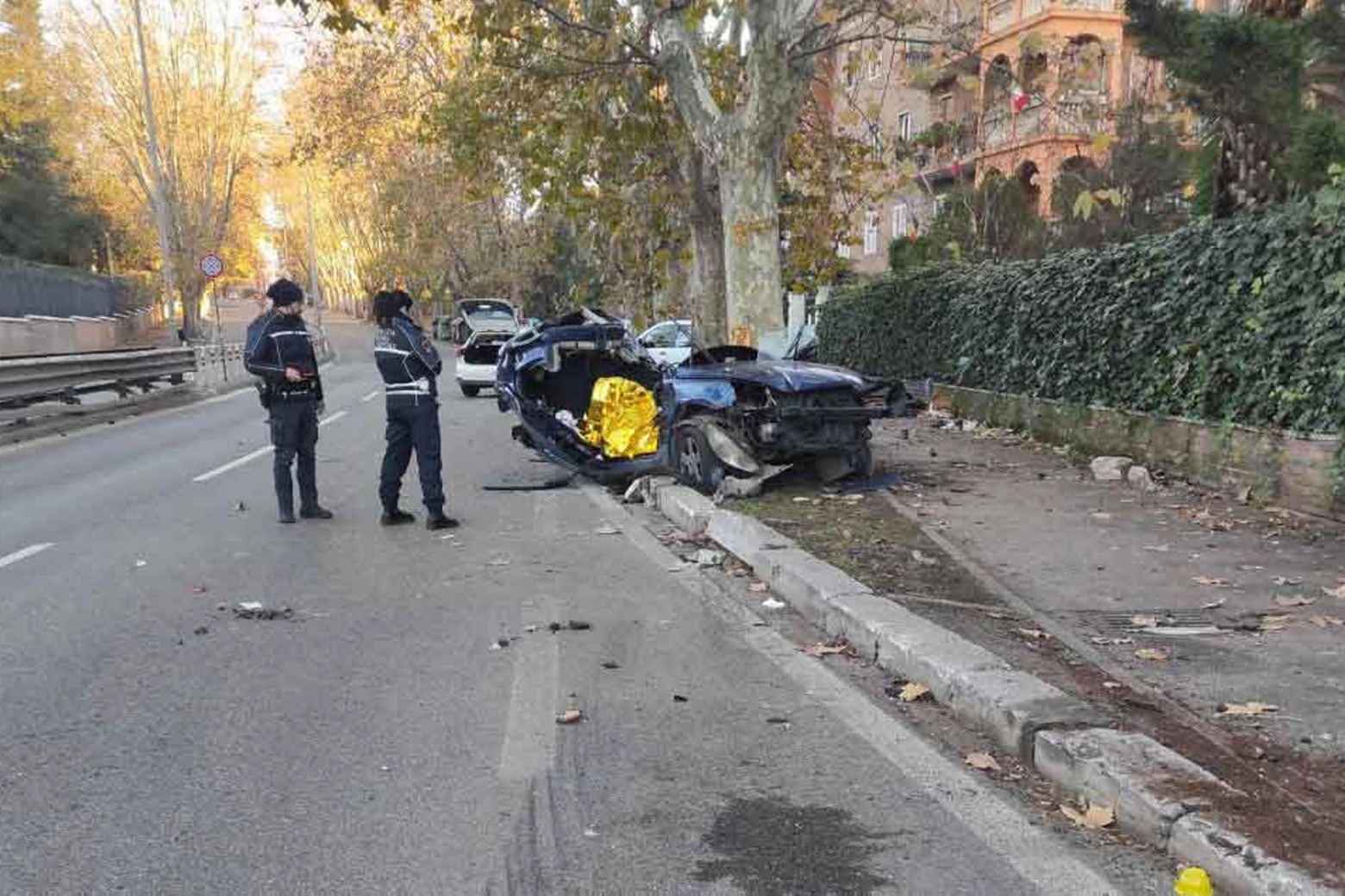 Roma incidente stradale mortale: l'auto accortocciata dove hanno perso la vita due sorelle