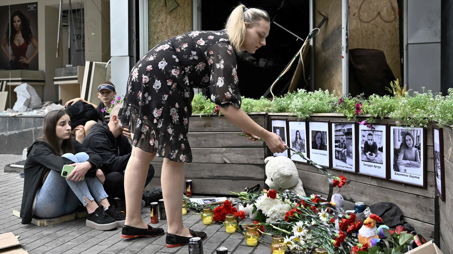 Fiori per le vittime della strage di Kramatorsk