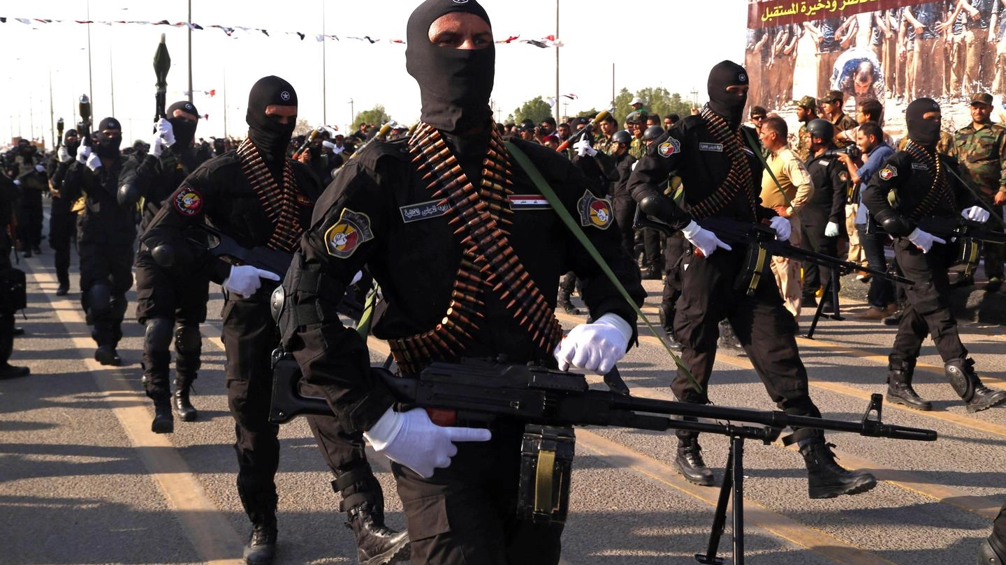 Miliziani sciiti di Abbas in parata a Baghdad (Ansa)